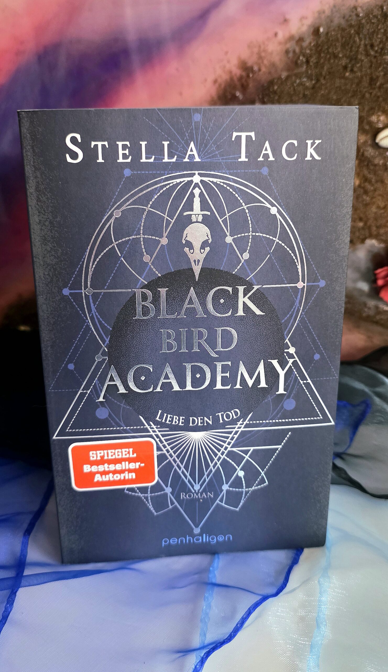 Black Bird Academy - Liebe den Tod - Stella Tack | Farbschnitt (Mängelexemplar) Cover