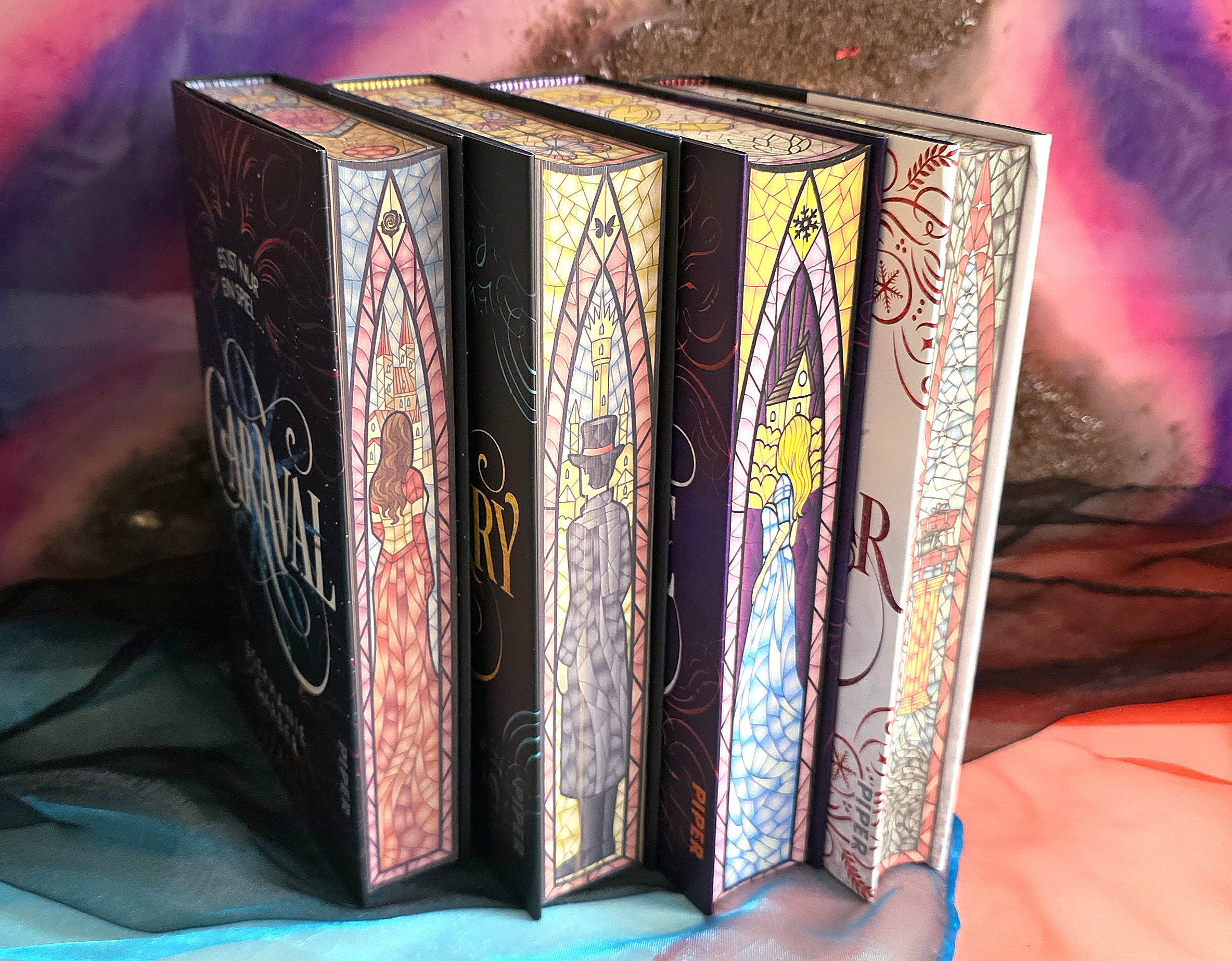Caraval 1–4 Bücherbüchse Farbschnitt Buntglas Panorama alle 4 Bände