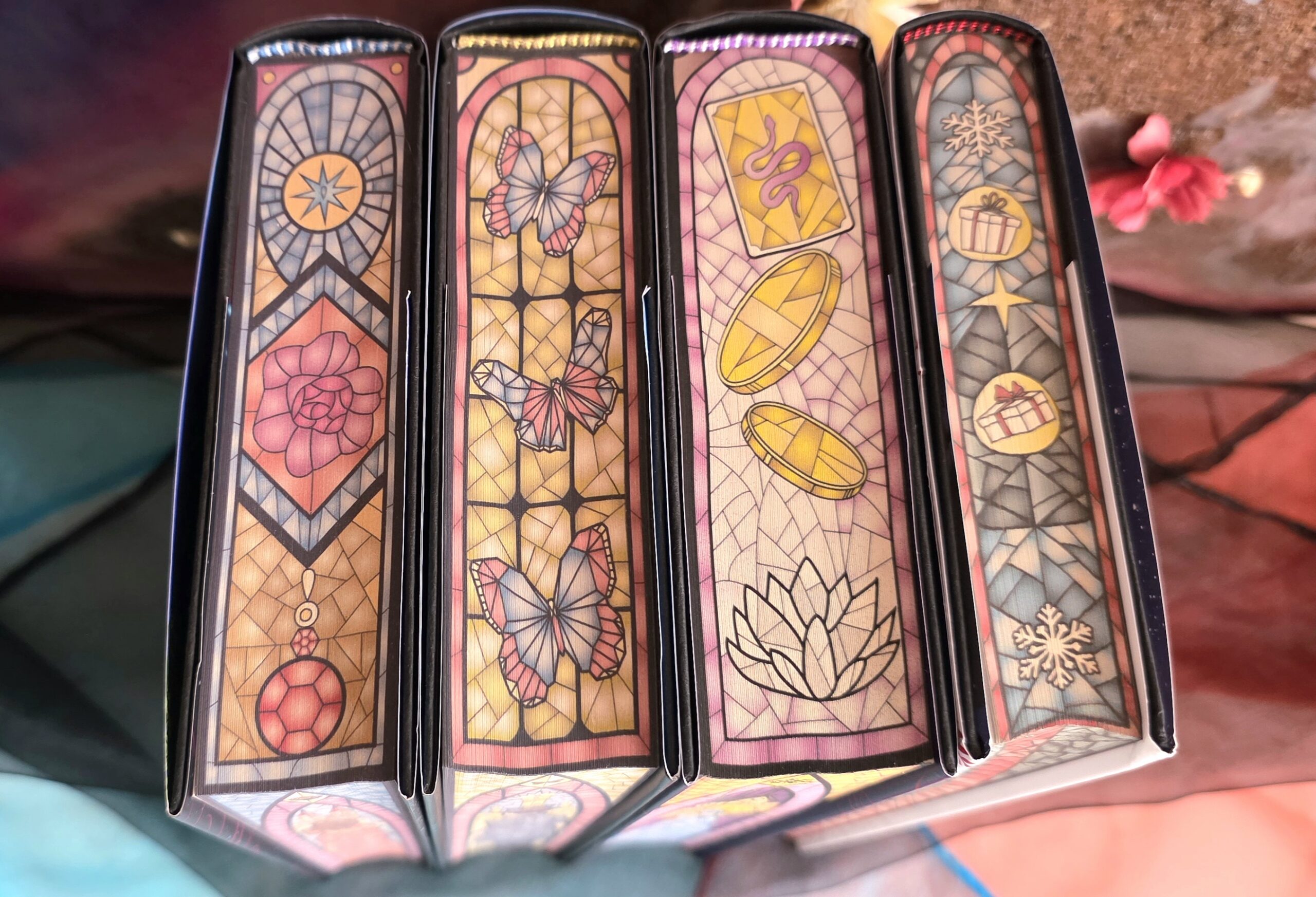 Caraval 1–4 Bücherbüchse Farbschnitt Detailansicht des Buchschnitts