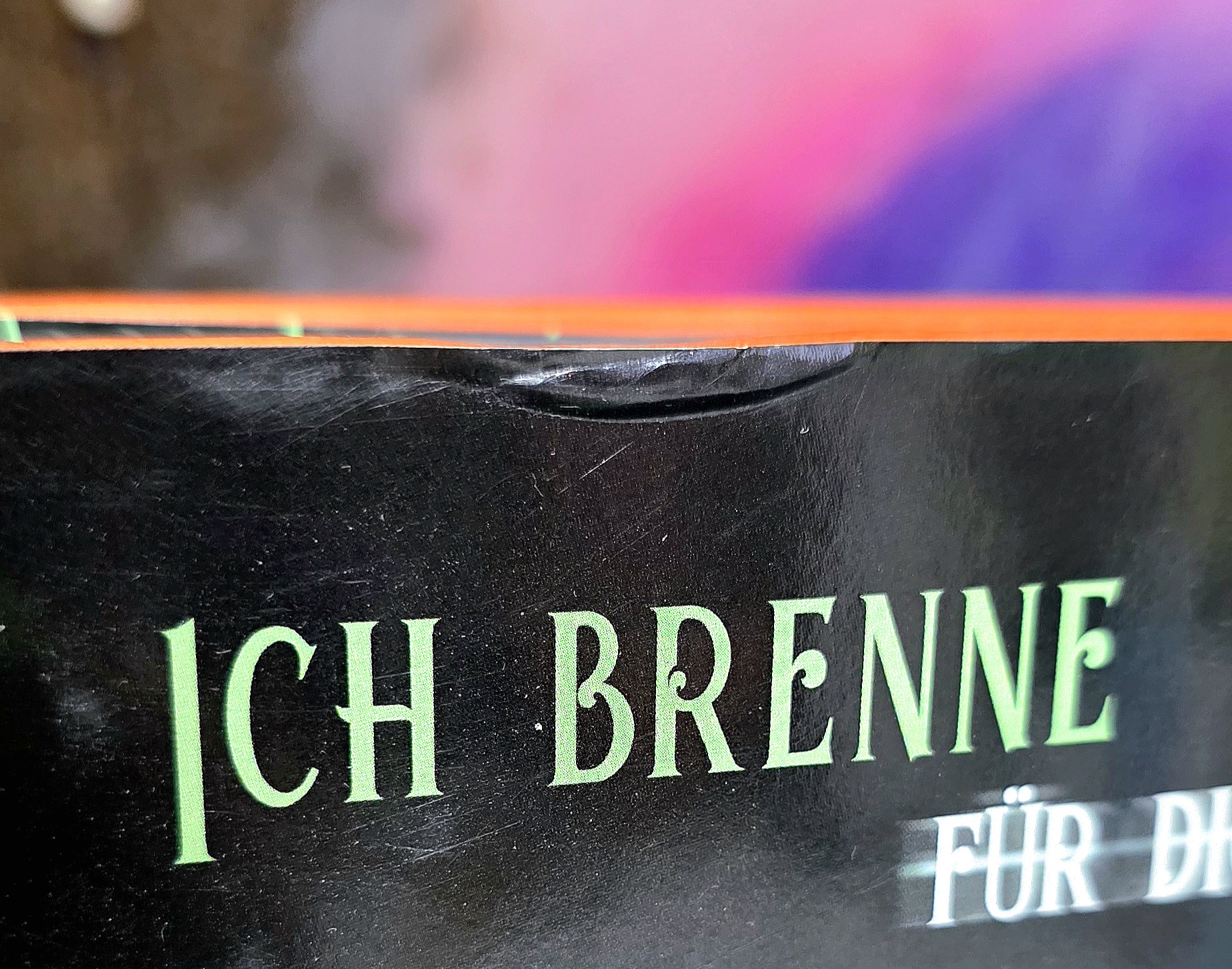Shatter Me Band 1 bis 4 Chest of Fandoms Farbschnitt Hardcover Bücher Frontansicht. Preisreduziert wegen Bestoßungen.