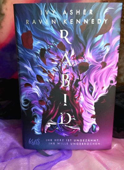Rabid Farbschnitt von Ivy Asher und Raven Kennedy Buch mit Motiv-Farbschnitt mit Wolf und Mädchen am Lagerfeuer