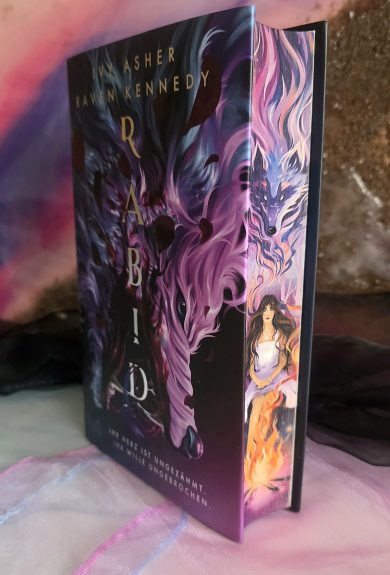 Rabid Farbschnitt von Ivy Asher und Raven Kennedy Buch mit Motiv-Farbschnitt mit Wolf und Mädchen am Lagerfeuer